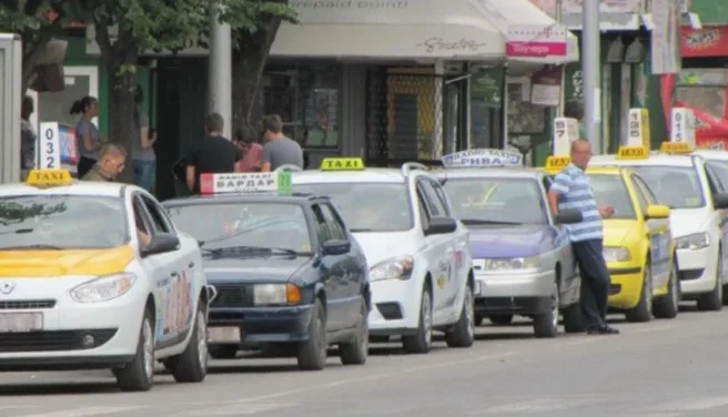 Vdes taksisti nga Shkupi  pësoi infarkt gjatë vozitjes